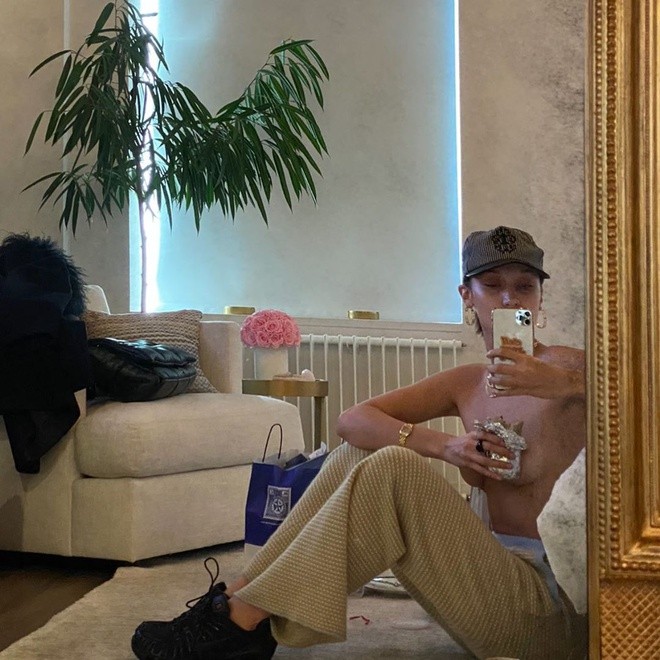 Ở nhà cách ly vì Covid-19, Bella Hadid quay TikTok khiến fan cười nghiêng ngả - ảnh 3
