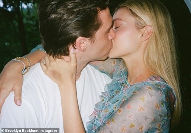 Hana Cross tung ảnh bikini nhìn xa xăm khi tình cũ Brooklyn Beckham sắp cưới con tỷ phú - ảnh 6