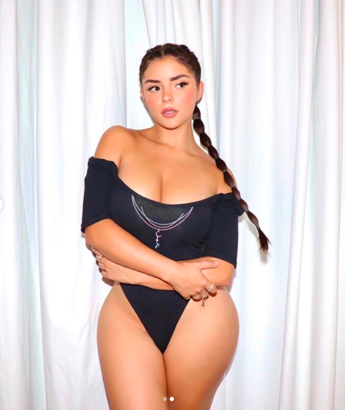 'Nữ hoàng nội y' nước Anh mặc sexy tôn ba vòng 'nảy lửa' - ảnh 3