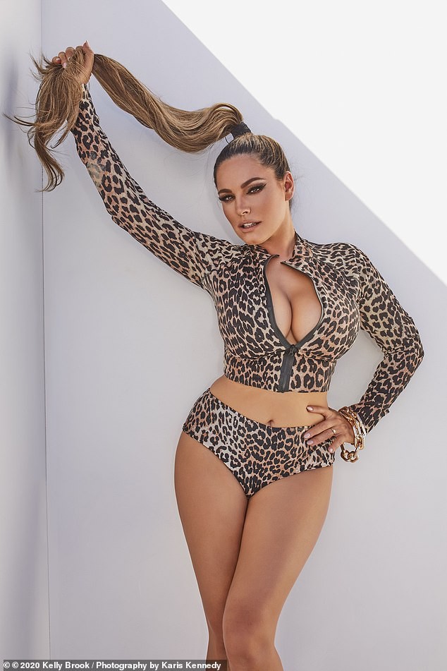 Mỹ nhân có thể hình 'kỳ quan thứ 8' Kelly Brook táo bạo không nội y ra phố - ảnh 5