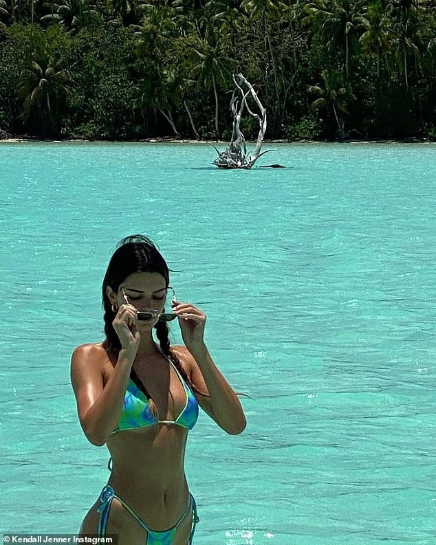 'Siêu mẫu đắt giá nhất thế giới' đẹp như mộng với bikini siêu tí hon - ảnh 2