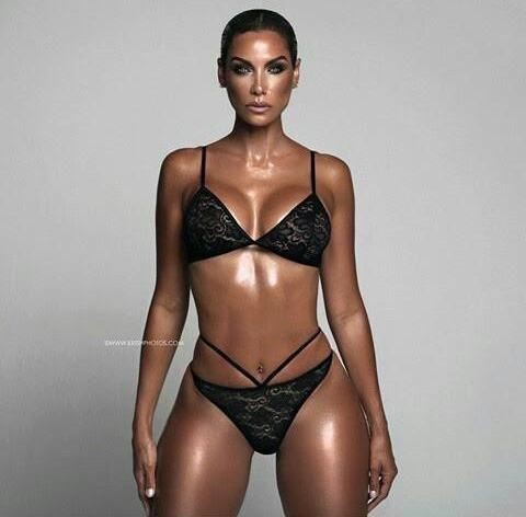 Cựu siêu mẫu Nicole Murphy khoe vòng một 'ngoại cỡ' trên phố ở tuổi 52 - ảnh 8