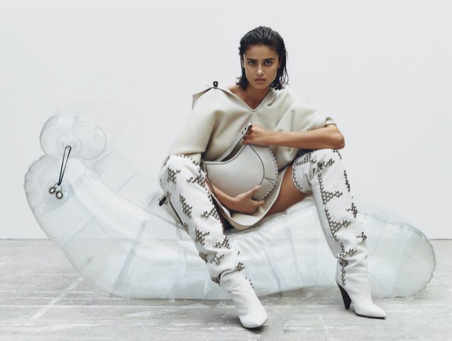 'Thiên thần nội y' Taylor Hill thần thái đẳng cấp siêu mẫu quốc tế, sexy đầy quyền lực - ảnh 16