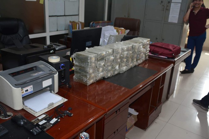 CSGT bắt xe biển Lào vận chuyển 100 bánh heroin - ảnh 2