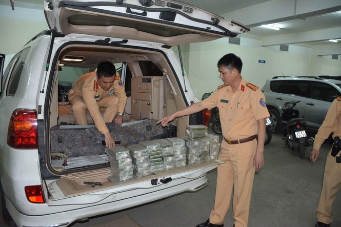CSGT bắt xe biển Lào vận chuyển 100 bánh heroin - ảnh 1