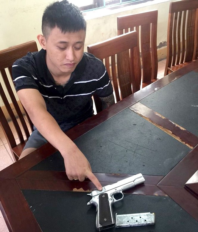Dùng súng dọa giết chủ quán game vì nghi bị ăn chặn tiền thẻ - ảnh 1