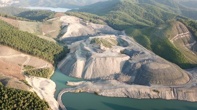 Công trường khai thác than trái phép: huyện “nhắm mắt” làm ngơ - ảnh 1