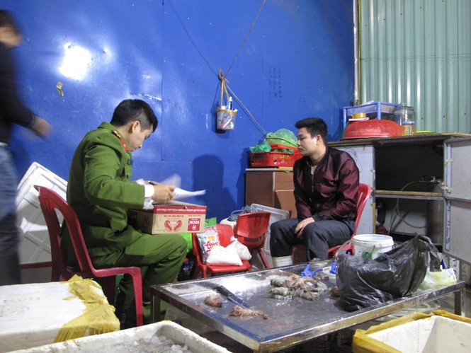 Hải Phòng: Phát hiện cơ sở bơm tạp chất vào tôm chết - ảnh 2