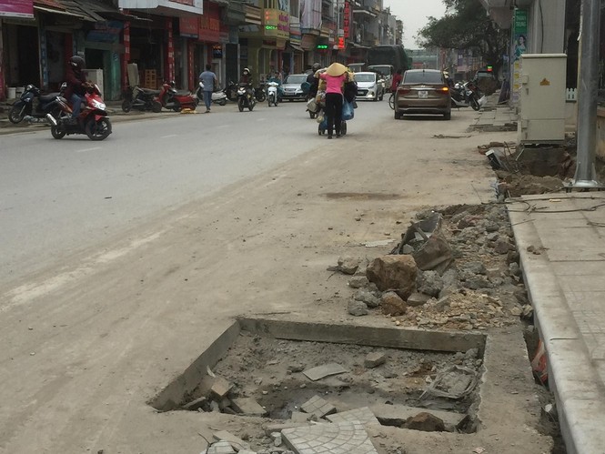 Trồng cây phản cảm, nhổ đi lại thành “bẫy” trên đường - ảnh 3