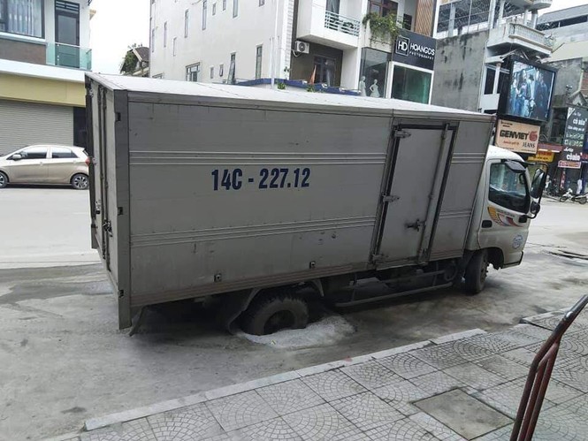 Trồng cây phản cảm, nhổ đi lại thành “bẫy” trên đường - ảnh 6