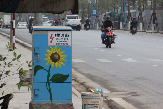 Những “tủ tranh” đặc biệt trên phố ở Quảng Ninh - ảnh 7