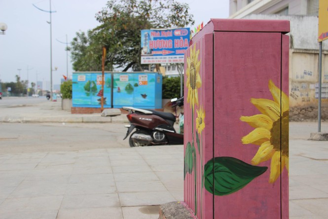 Những “tủ tranh” đặc biệt trên phố ở Quảng Ninh - ảnh 1