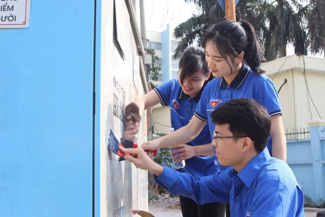 Những “tủ tranh” đặc biệt trên phố ở Quảng Ninh - ảnh 6
