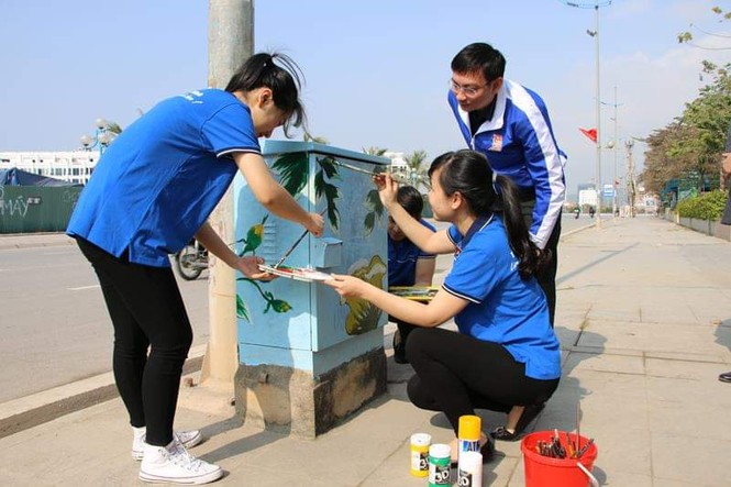 Những “tủ tranh” đặc biệt trên phố ở Quảng Ninh - ảnh 2