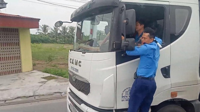 Thót tim hình ảnh thanh tra giao thông “đánh đu” trên xe tải chạy tốc độ cao - ảnh 1