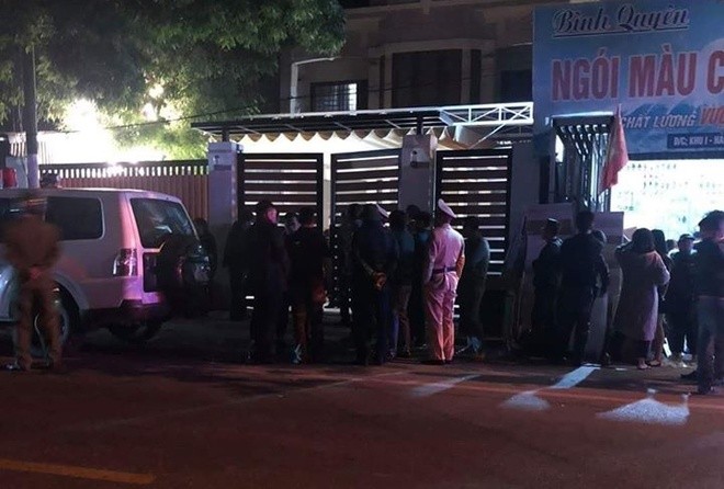 Nghi phạm dùng súng bắt chết vợ, bắt con ruột làm con tin có biểu hiện dùng ma túy - ảnh 1