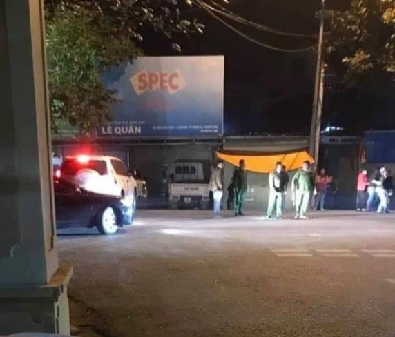 Nghi phạm dùng súng bắt chết vợ, bắt con ruột làm con tin có biểu hiện dùng ma túy - ảnh 2