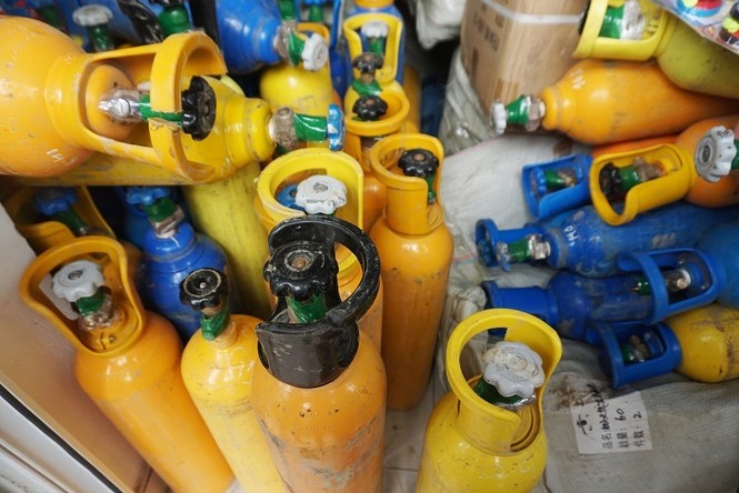 Phát hiện hơn 400 bình nghi chứa khí cười N2O tại cảng Đình Vũ - ảnh 1