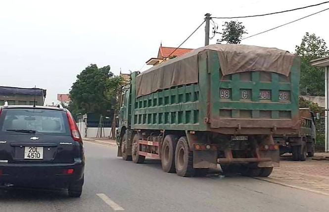 Xe quá tải lộng hành trên quốc lộ 18 - ảnh 4