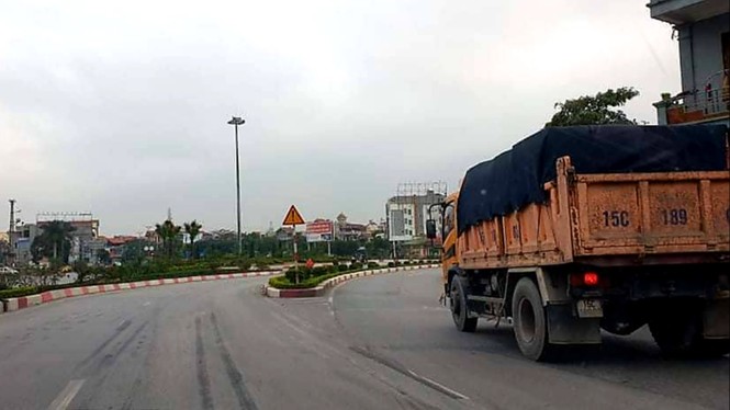 Xe quá tải lộng hành trên quốc lộ 18 - ảnh 11
