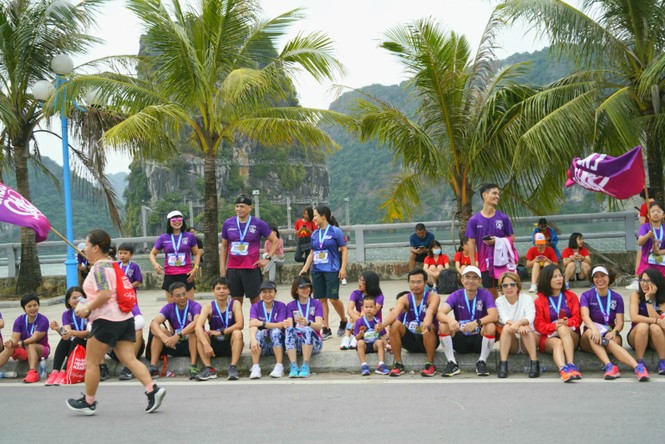 Hàng nghìn người chạy marathon trên bờ vịnh Hạ Long - ảnh 8