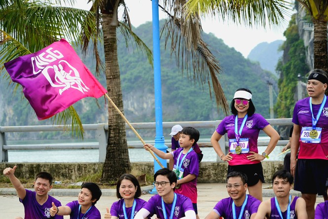 Hàng nghìn người chạy marathon trên bờ vịnh Hạ Long - ảnh 1