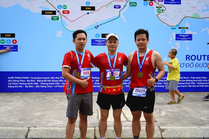 Hàng nghìn người chạy marathon trên bờ vịnh Hạ Long - ảnh 9