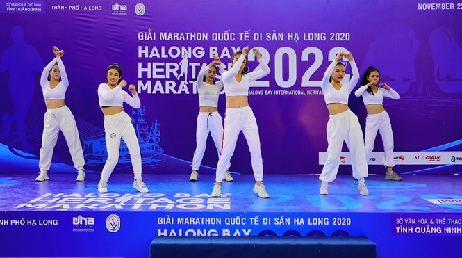 Hàng nghìn người chạy marathon trên bờ vịnh Hạ Long - ảnh 7