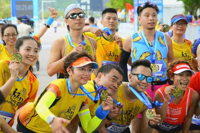 Hàng nghìn người chạy marathon trên bờ vịnh Hạ Long - ảnh 11