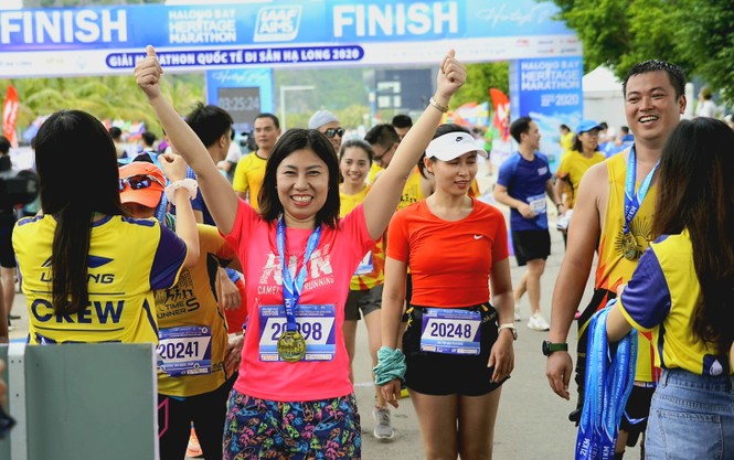 Hàng nghìn người chạy marathon trên bờ vịnh Hạ Long - ảnh 10