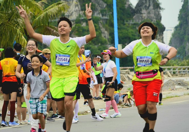 Hàng nghìn người chạy marathon trên bờ vịnh Hạ Long - ảnh 2
