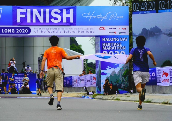 Hàng nghìn người chạy marathon trên bờ vịnh Hạ Long - ảnh 3