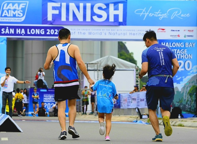 Hàng nghìn người chạy marathon trên bờ vịnh Hạ Long - ảnh 4