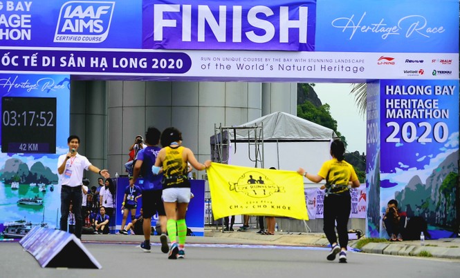 Hàng nghìn người chạy marathon trên bờ vịnh Hạ Long - ảnh 12