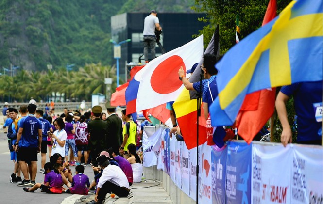 Hàng nghìn người chạy marathon trên bờ vịnh Hạ Long - ảnh 5