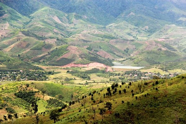 Phóng sự ảnh: Mưu sinh dưới chân núi Ngọc Linh - ảnh 1