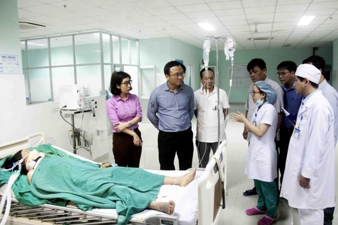 Ông Khuất Việt Hùng đếm thăm hỏi, động viên các nạn nhân bị thương trong vụ tai nạn