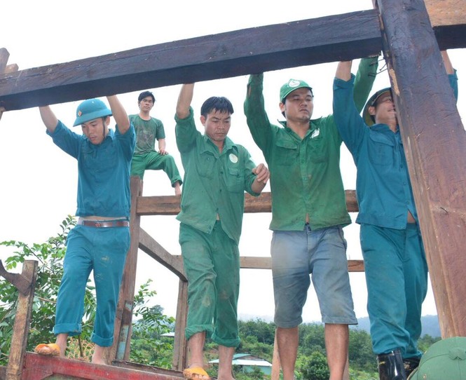 Hàng trăm cán bộ, chiến sĩ giúp người dân thu nhặt tài sản sau lũ quét - ảnh 4