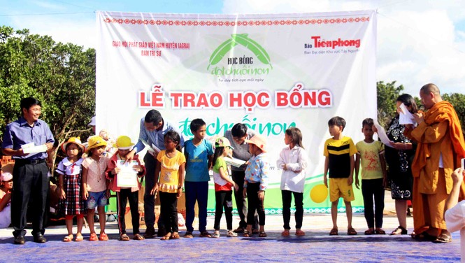 Trao học bổng “Đọt chuối non” cho học sinh vùng biên - ảnh 4