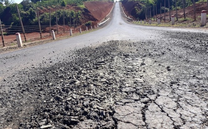 Tuyến đường dài 21,8km tan nát