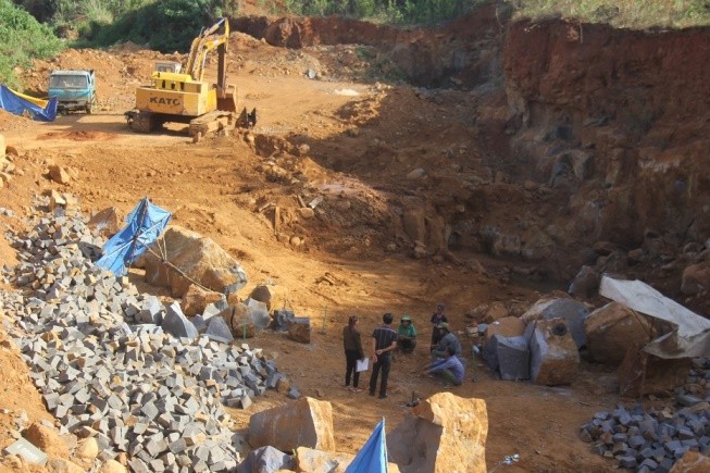 Quang cảnh mỏ đá khai thác trái phép