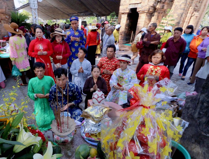 Hàng trăm ngàn du khách hành hương về dự hội Tháp Bà Ponagar - ảnh 1