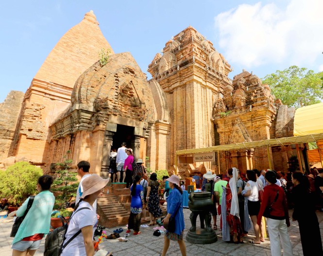 Hàng trăm ngàn du khách hành hương về dự hội Tháp Bà Ponagar - ảnh 3