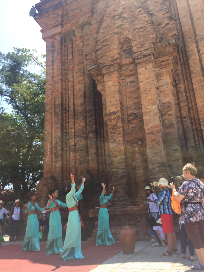 Hàng trăm ngàn du khách hành hương về dự hội Tháp Bà Ponagar - ảnh 2