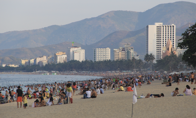 Bãi biển Nha Trang đông kín du khách tắm biển - ảnh 1