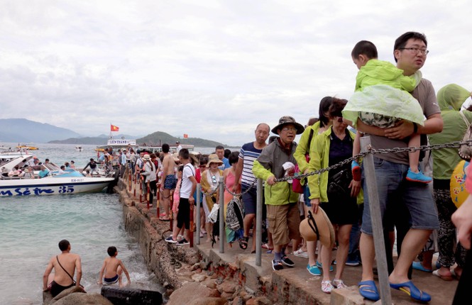 Bãi biển Nha Trang đông kín du khách tắm biển - ảnh 2