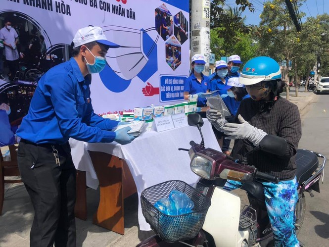 Tỉnh đoàn Khánh Hoà phát miễn phí hơn 23.000 khẩu trang cho người dân - ảnh 2