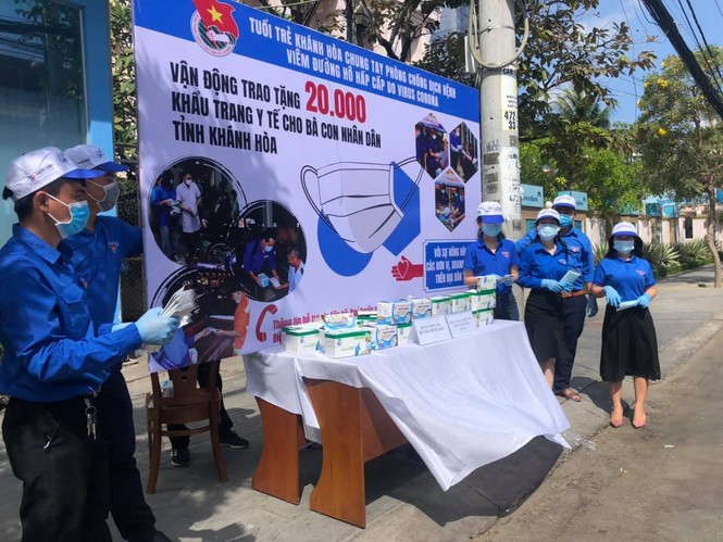 Tỉnh đoàn Khánh Hoà phát miễn phí hơn 23.000 khẩu trang cho người dân - ảnh 3