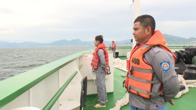 Đang lai dắt 1 tàu cá gặp nạn trên biển Khánh Hoà vào bờ - ảnh 1