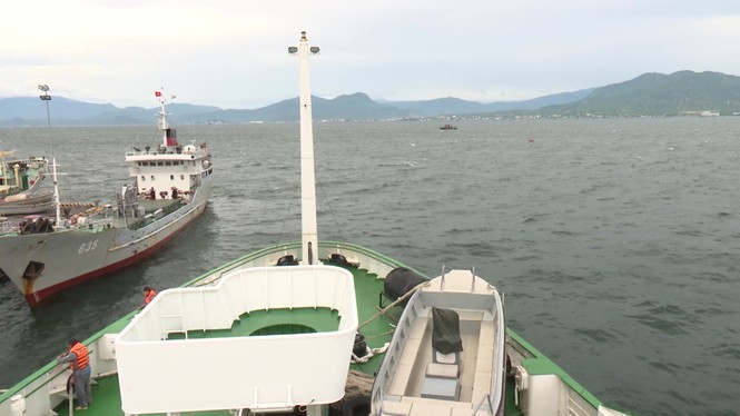 Đang lai dắt 1 tàu cá gặp nạn trên biển Khánh Hoà vào bờ - ảnh 2